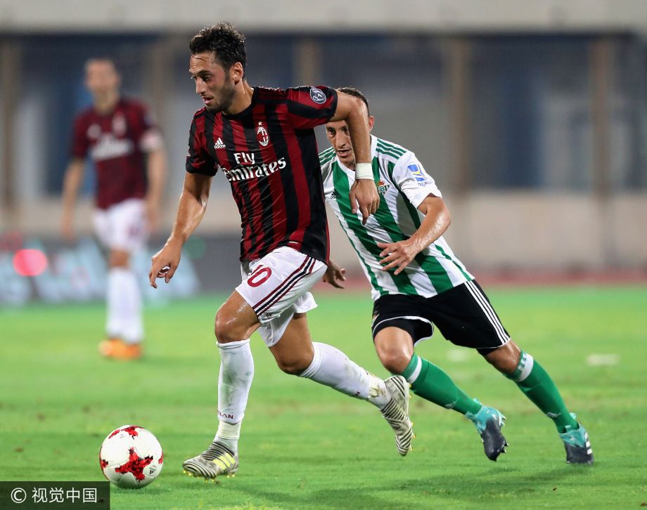 乐鱼-包含赛地聚焦——西甲赛前热度飙升，AC米兰防线松动，震撼外界，临场指挥获称赞的词条-乐鱼
